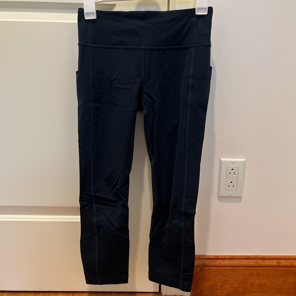 Lululemon navy cropped leggings. Size 4. Very good condition. #lululemon